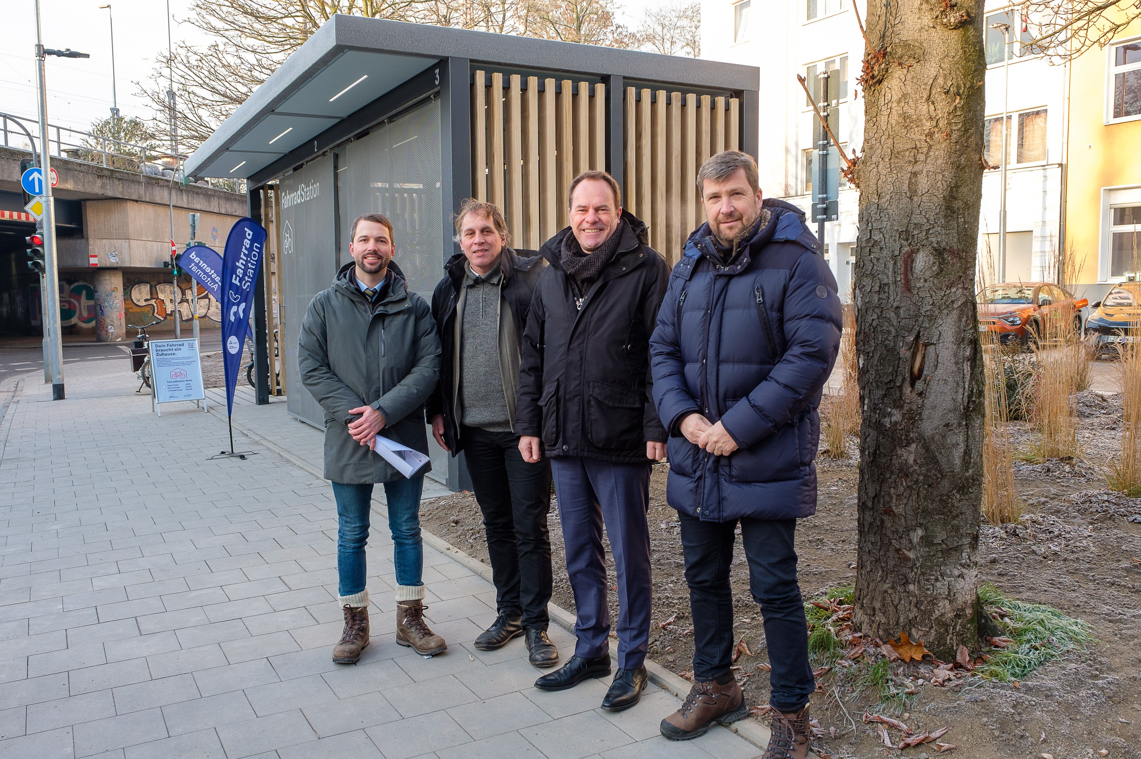 Nahmen die neue Mobilitätsstation am Bachplätzchen offiziell in Betrieb: Oberbürgermeister Dr. Stephan Keller (2.v.r.), Mobilitätsdezernent Jochen Kral (2.v.l.) und die CMD-Geschäftsführer Dr. David Rüdiger (l.) und Rolf Neumann © Landeshauptstadt Düsseldorf, Uwe Schaffmeister 