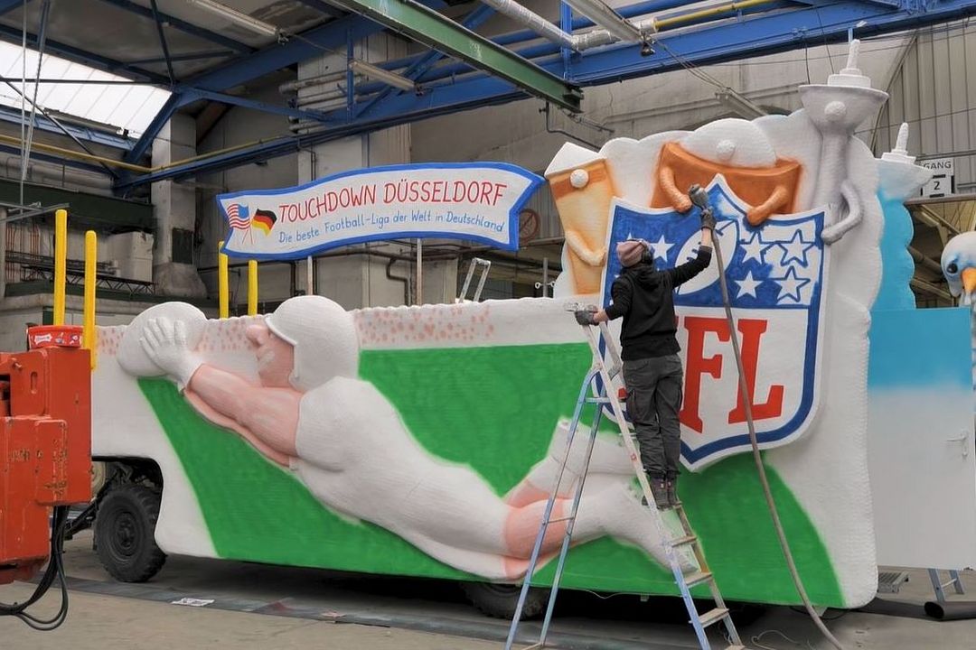 Karnevalswagen kreiert von Düsseldorfer Wagenbauer und Künstler Jacques Tilly / Making-Off Video: D.SPORTS, NFL Deutschland
