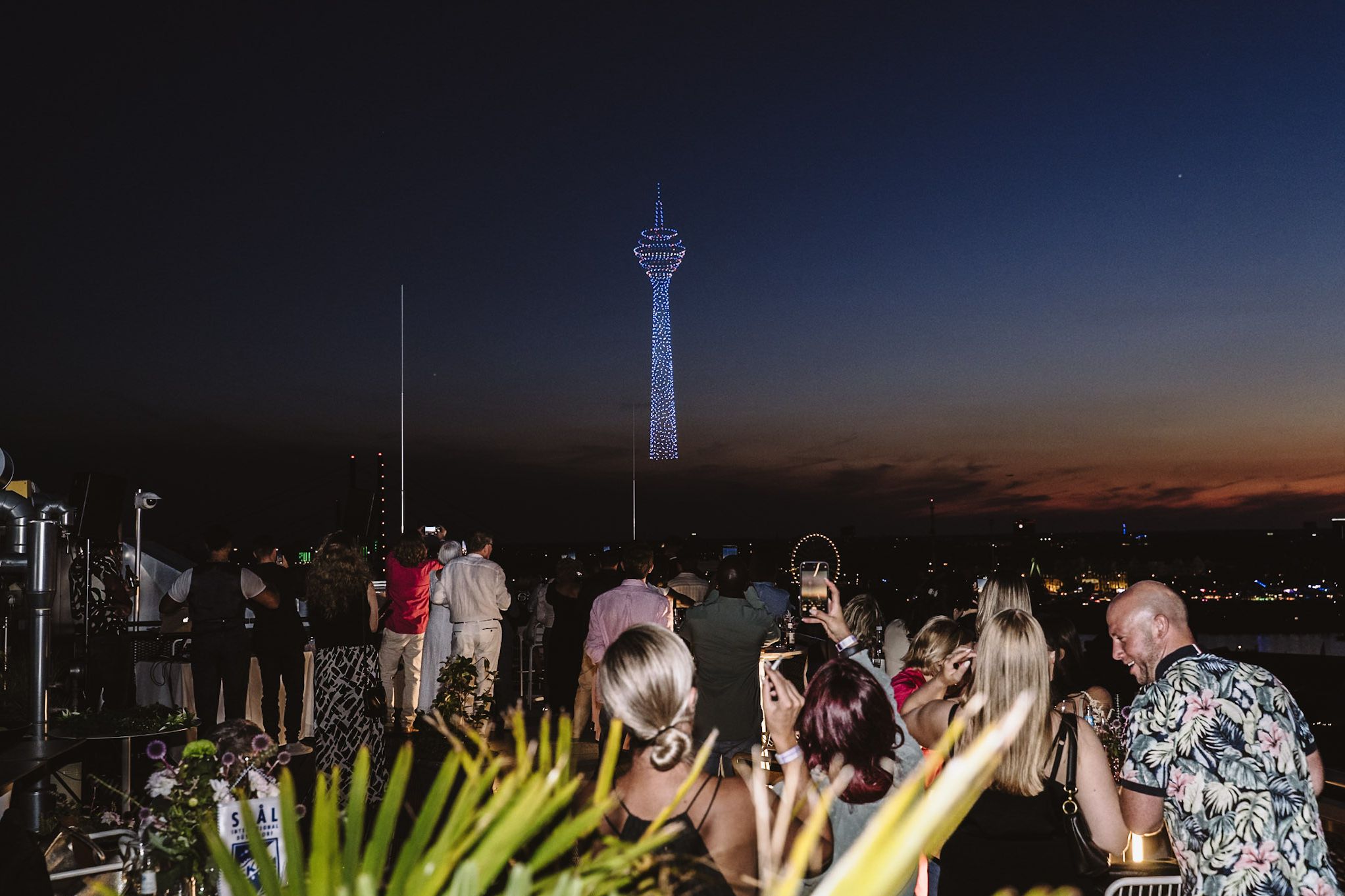 Düsseldorf leuchtet – 1.000 Drohnen inszenieren den Rheinturm über den Köpfen der Gäste. / Foto: Bernadett Yehdou / fotoyeh