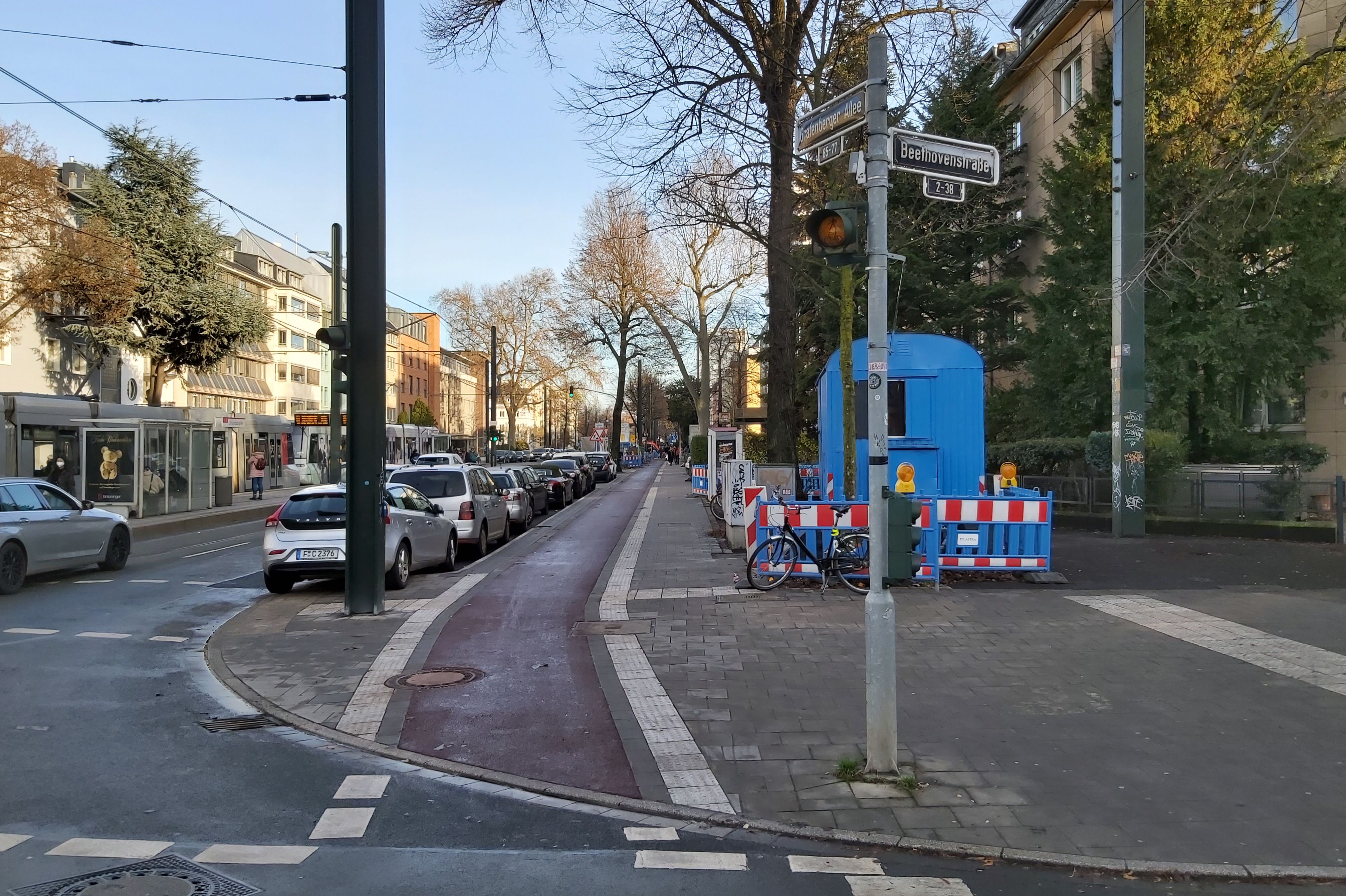 Zwischen Beethovenstraße und Neanderstraße wurde der Radweg im Seitenraum saniert. Er wurde in rotem Asphalt angelegt und sorgt für mehr Platz und Komfort © Landeshauptstadt Düsseldorf, Amt für Verkehrsmanagement 