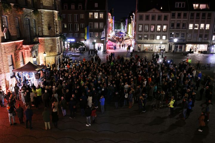 Zahlreiche Düsseldorferinnen und Düsseldorfer folgten dem gemeinsamen Aufruf des Oberbürgermeisters und der Religionsgemeinschaften und versammelten sich auf dem Marktplatz zu dem interreligiösen Friedensgebet vor dem Rathaus © Landeshauptstadt Düsseldorf/David Young 