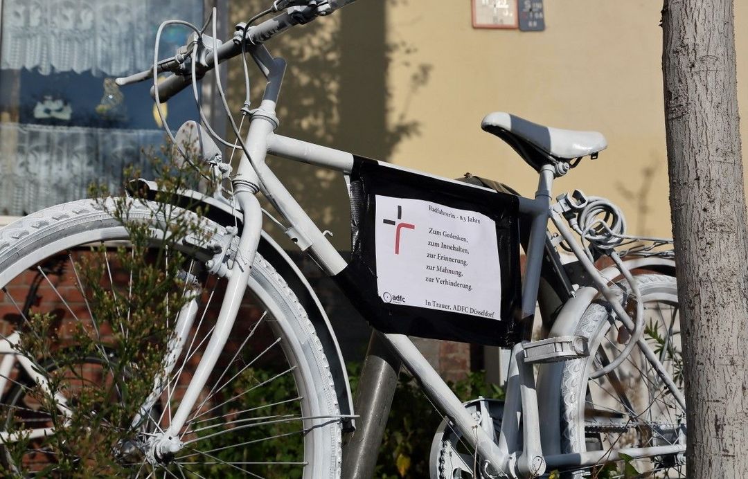 Ghost Bike an der Ulmenstraße, tödlicher Unfall am 31.10.2020/ Foto: ADFC Düsseldorf © Dirk Schmidt