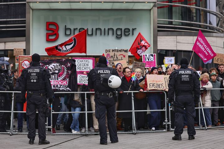 Impressionen von der Demo gegen AFD am 15.02.2025 in Düsseldorf / Foto: Klaus von Jackelmann