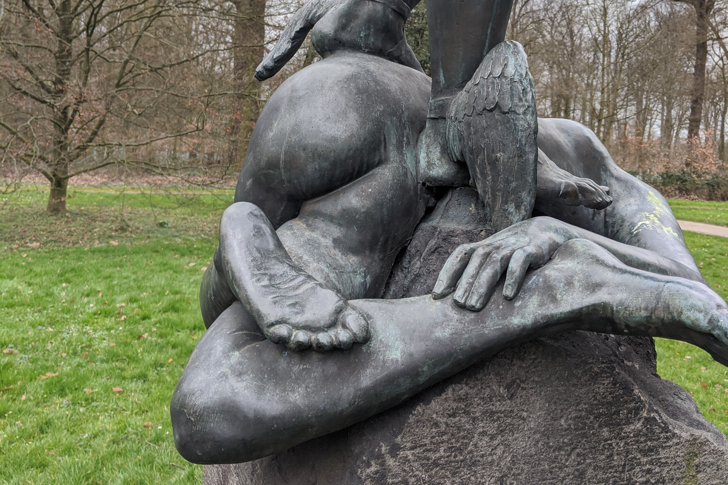 "Terra incognita – Fragen an die Erde": Der Lantz'sche Skulpturenpark 2022 / Foto Perseus mit dem Medusenhaupt von Benvenuto Cellini © Alexandra Scholz Marcovich