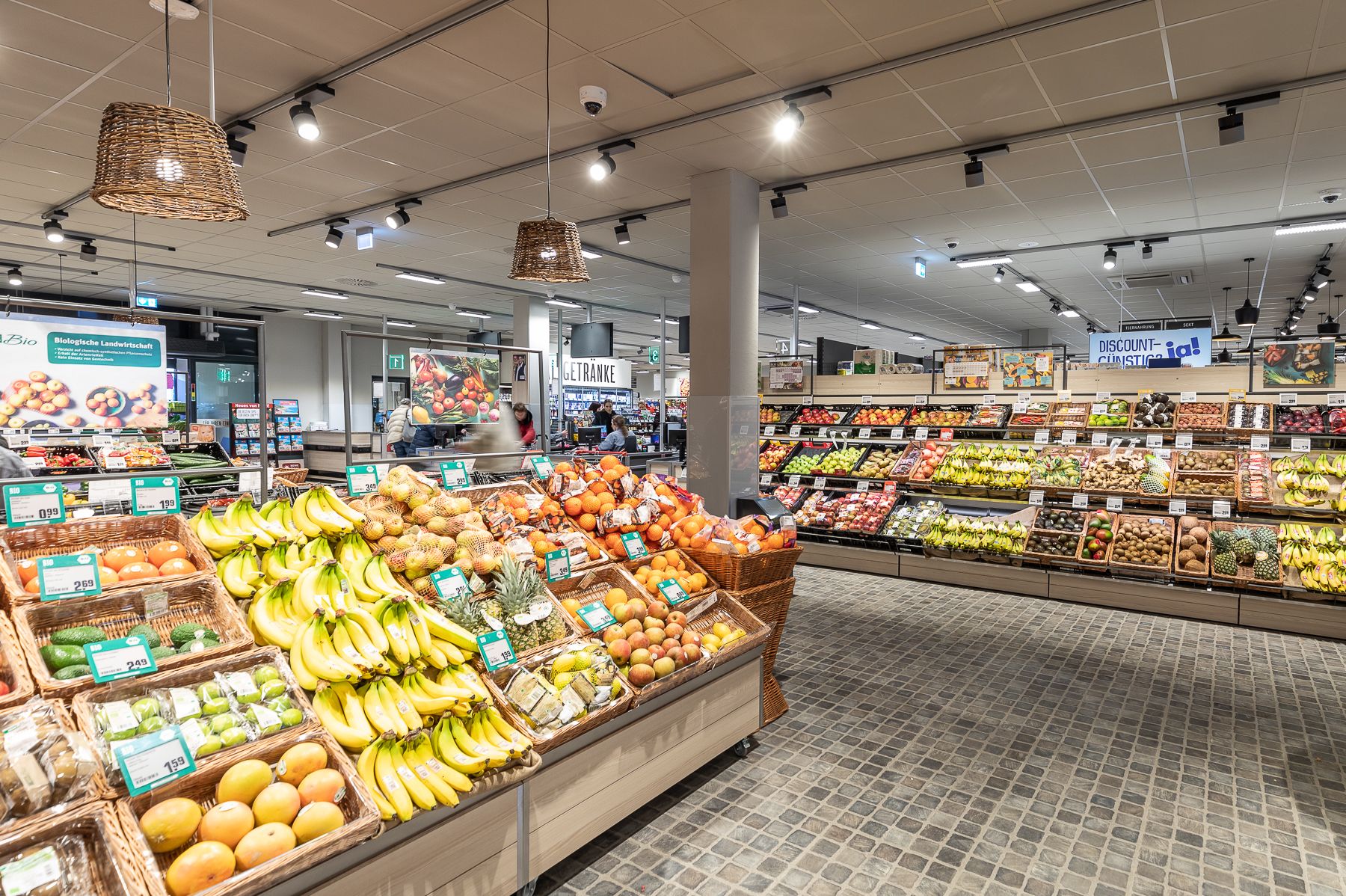 Gleich am Markteingang erwartet Kund:innen eine bunte Obst- und Gemüseabteilung mit zahlreichen Bio-Produkten und Lebensmitteln aus der Region / Foto: REWE Markt Düsseldorf Bilk ©REWE