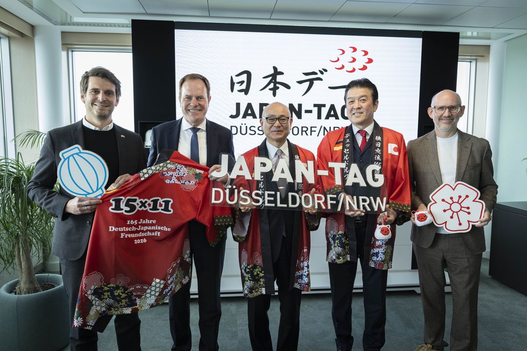 Gruppenfoto zur Vorstellung des Japan-Tags Düsseldorf/NRW 2026 mit Japan-Tag-Schriftzug und Merchandise