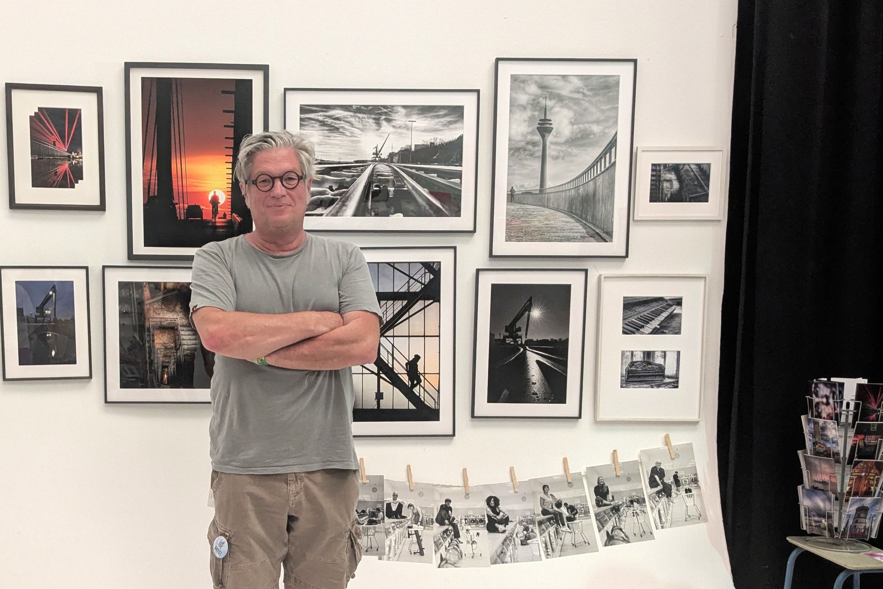 Klaus von Jackelmann Klaus von Jackelmann vor seinen Düsseldorf-Perspektiven beim Loft of Art Weekend 2026. In Solingen zeigt er nun Street Photography und fotografische Alltagsbeobachtungen. / Foto: Alexandra Scholz-Marcovich, NDOZ