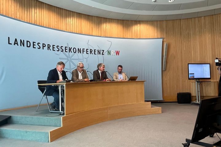 Podium bei der Landespressekonferenz am 25. Juni 2025 im Landtag NRW: Vertreter der Bau- und Rohstoffverbände diskutieren über Versorgungssicherheit und Rohstoffpolitik. (Foto: Kim Walter / vero)