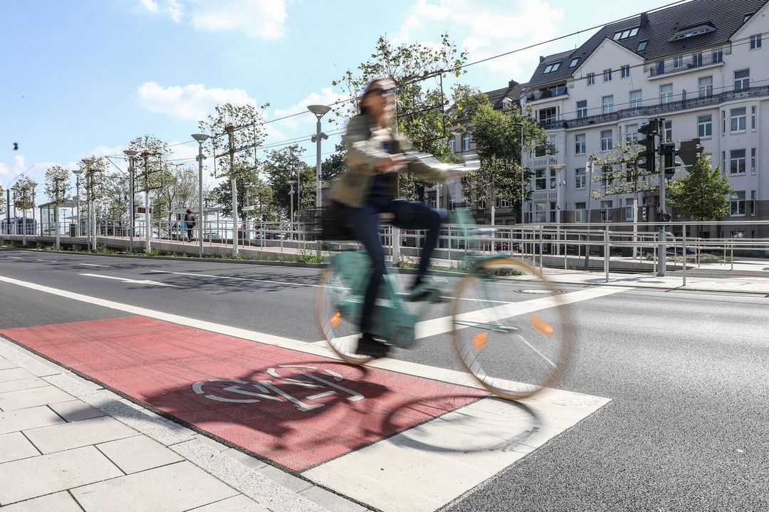Das Symbolfoto zeigt eine Radfahrerin in Düsseldorf © Landeshauptstadt Düsseldorf, Amt für Verkehrsmanagement