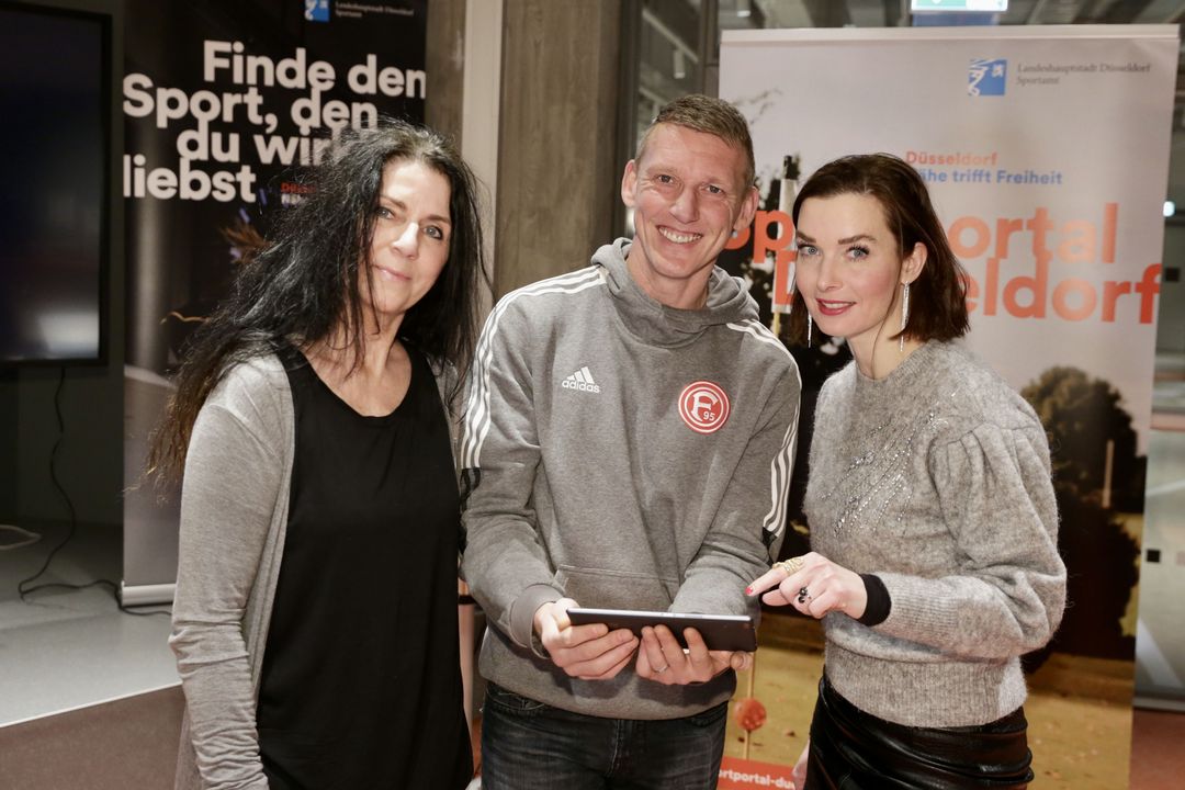 Britta Zur (r.), Beigeordnete für Bürgerservice und Sport der Landeshauptstadt, stellte das neue Sportportal Düsseldorf mit Axel Bellinghausen von Fortuna und Andrea Haupt (l.), Geschäftsführerin des Stadtsportbundes Düsseldorf, vor © Landeshauptstadt Düsseldorf/Ingo Lammert