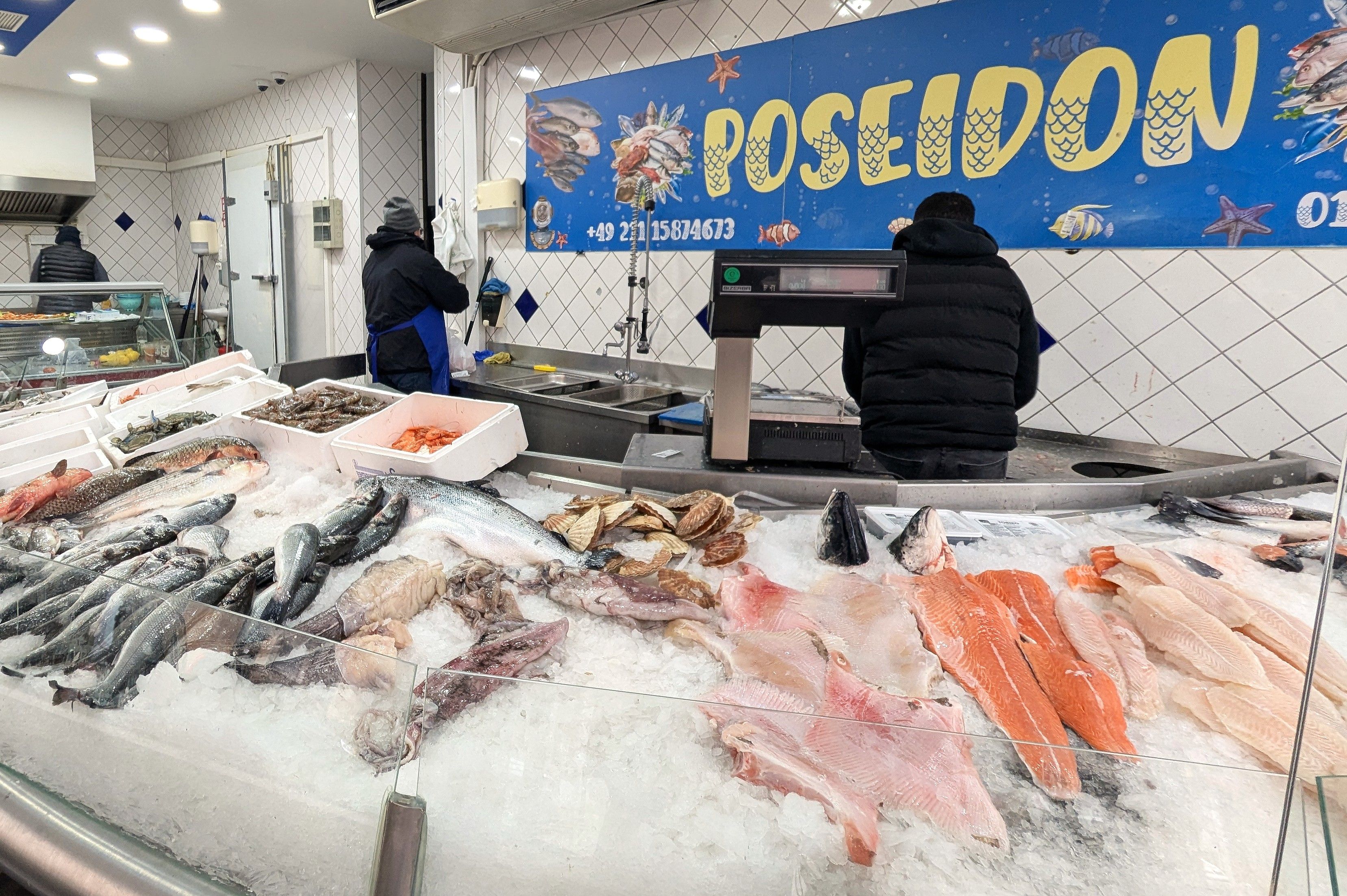 Frische Auslage bei Poseidon in Oberbilk – hier liegt das Lachsfilet oft bei unter 30 Euro pro Kilo. / Foto: Stefan Scholz, NDOZ