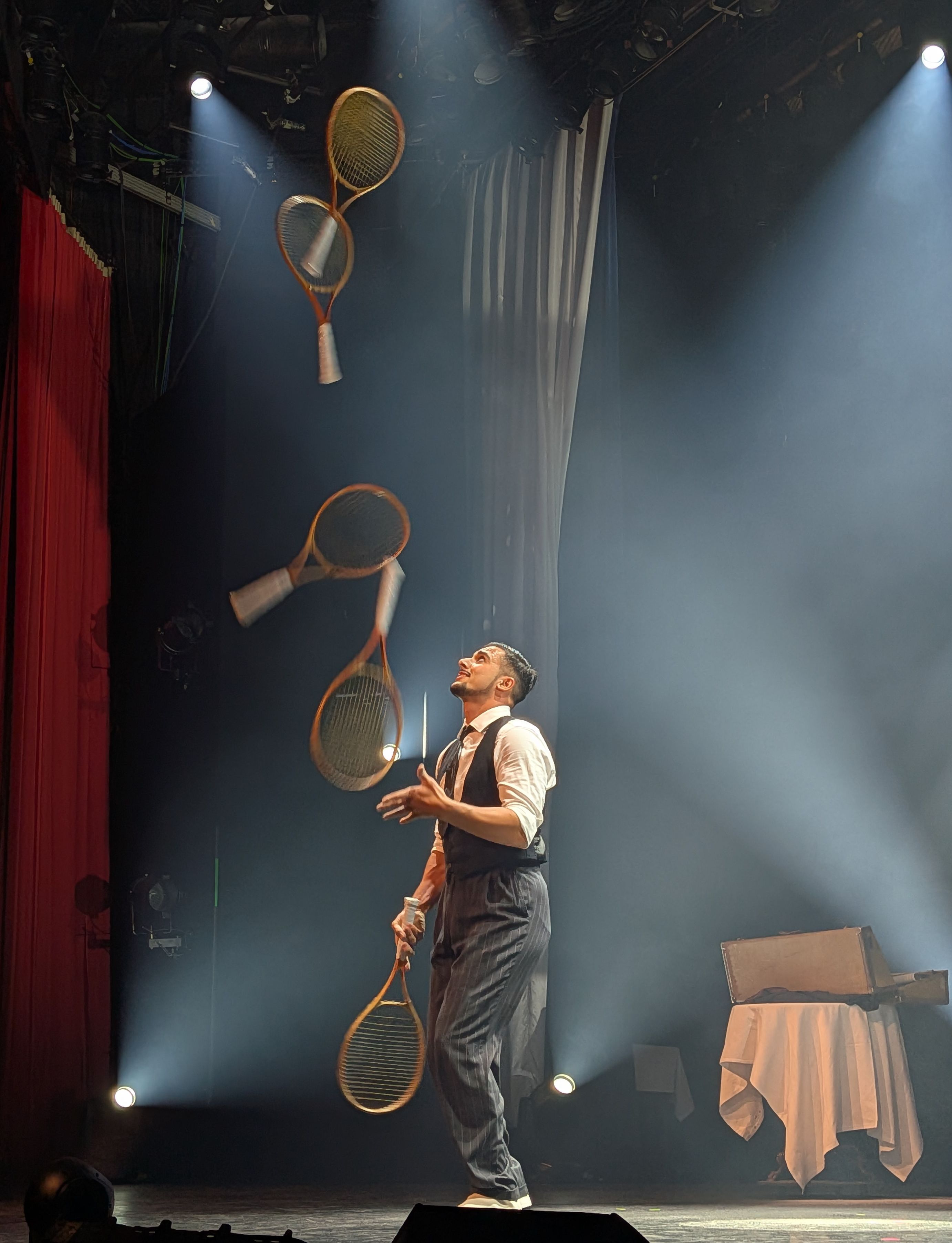 Jongleur Glenn Folco fasziniert mit einer außergewöhnlichen Nummer: Vier Tennisschläger wirbeln in perfekter Balance durch die Luft. / Foto: Stefan Scholz, NDOZ