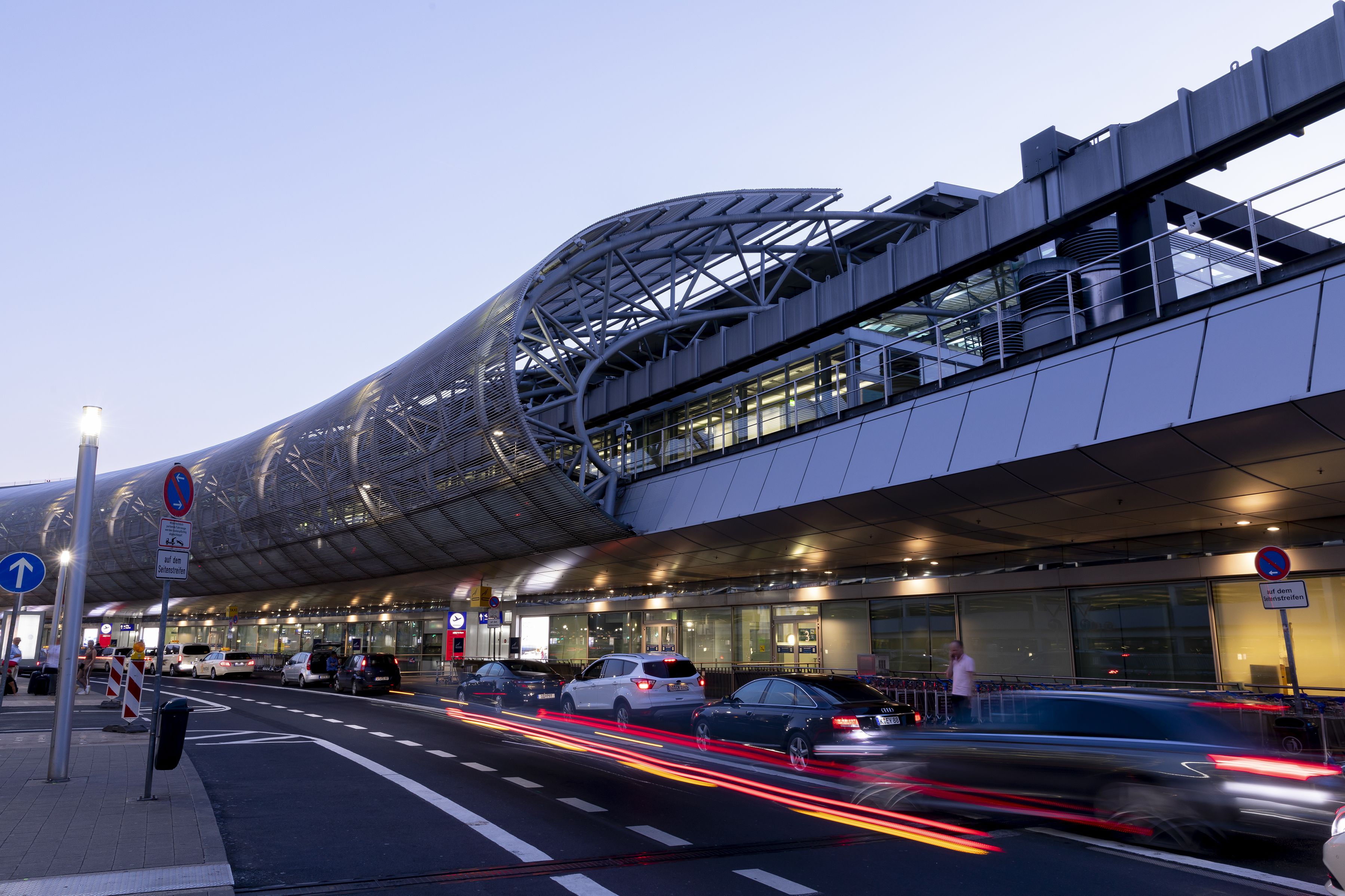 Vorfahrt Abflugebene Düsseldorfer Airport ©DUS