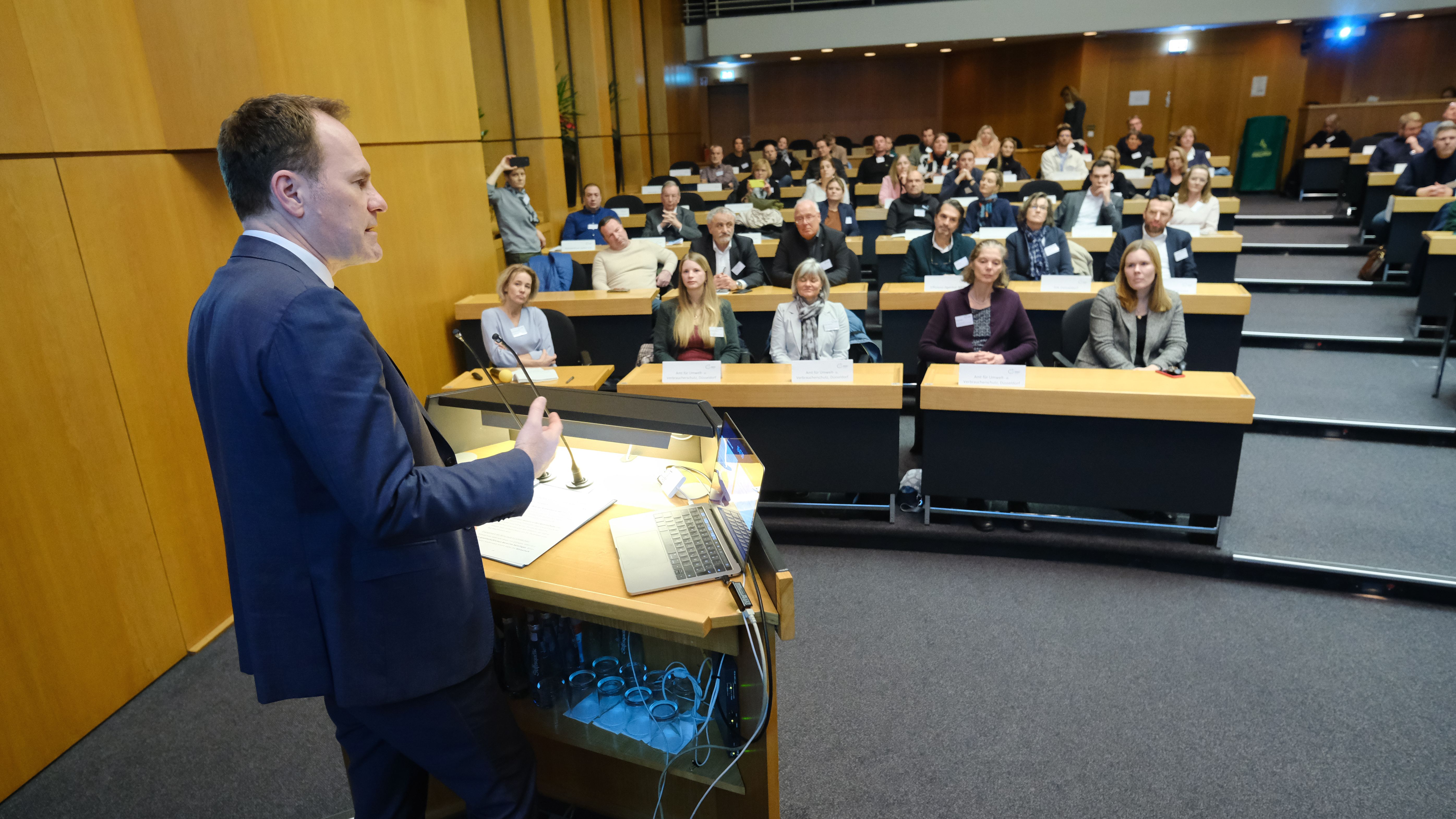 Oberbürgermeister Dr. Stephan Keller sprach den Teilnehmern seinen Dank für ihr Engagement und den Beitrag zum Umweltschutz aus © Foto: Landeshauptstadt Düsseldorf/Michael Gstettenbauer 