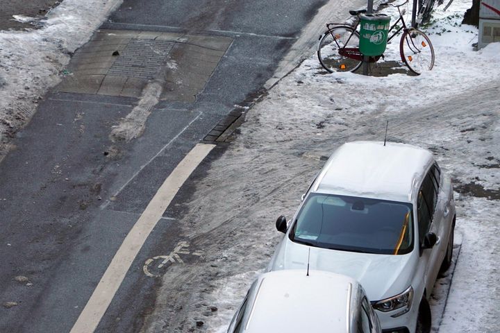 Verschneiter und vereister Radweg in Friedrichstadt / Foto © Jo Achim Geschke