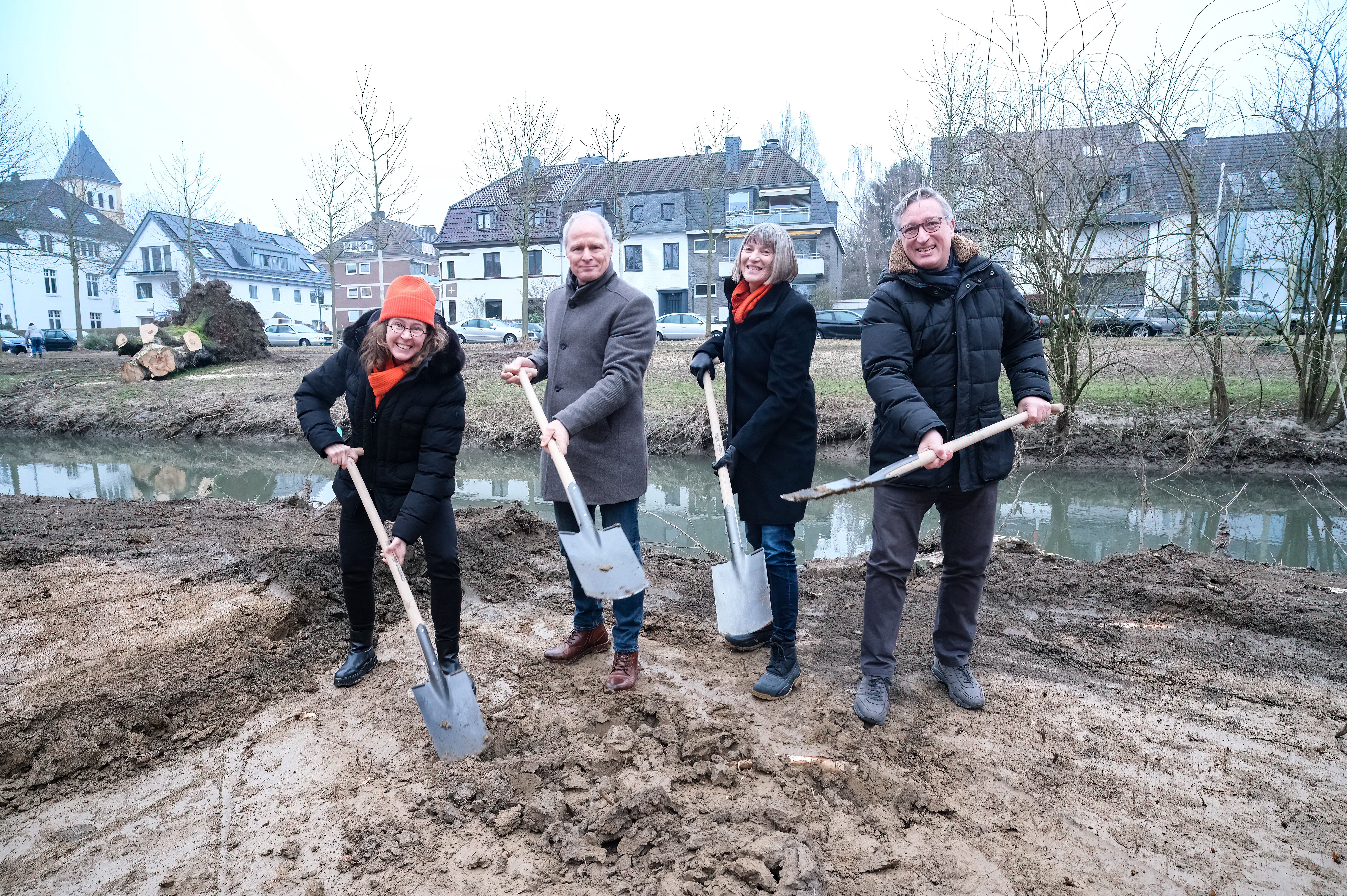 Nahmen den ersten Spatenstich vor (v.l.): Kaufmännische Betriebsleiterin des SEBD Janine Mentzen, Technischer Betriebsleiter des SEBD Frank Heuner, Stadtkämmerin Dorothée Schneider und Bauausschussvorsitzender Andreas Hartnigk © Landeshauptstadt Düsseldorf/Michael Gstettenbauer 