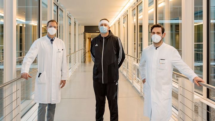 Prof. Dr. Thomas Klenzner (links) drei Tage nach der Operation mit Patient (Mitte) und Dr. Tom Prinzen (rechts), Assistenzarzt an der UKD-HNO-Klinik /Foto © Universitätsklinikum Düsseldorf/UKD)