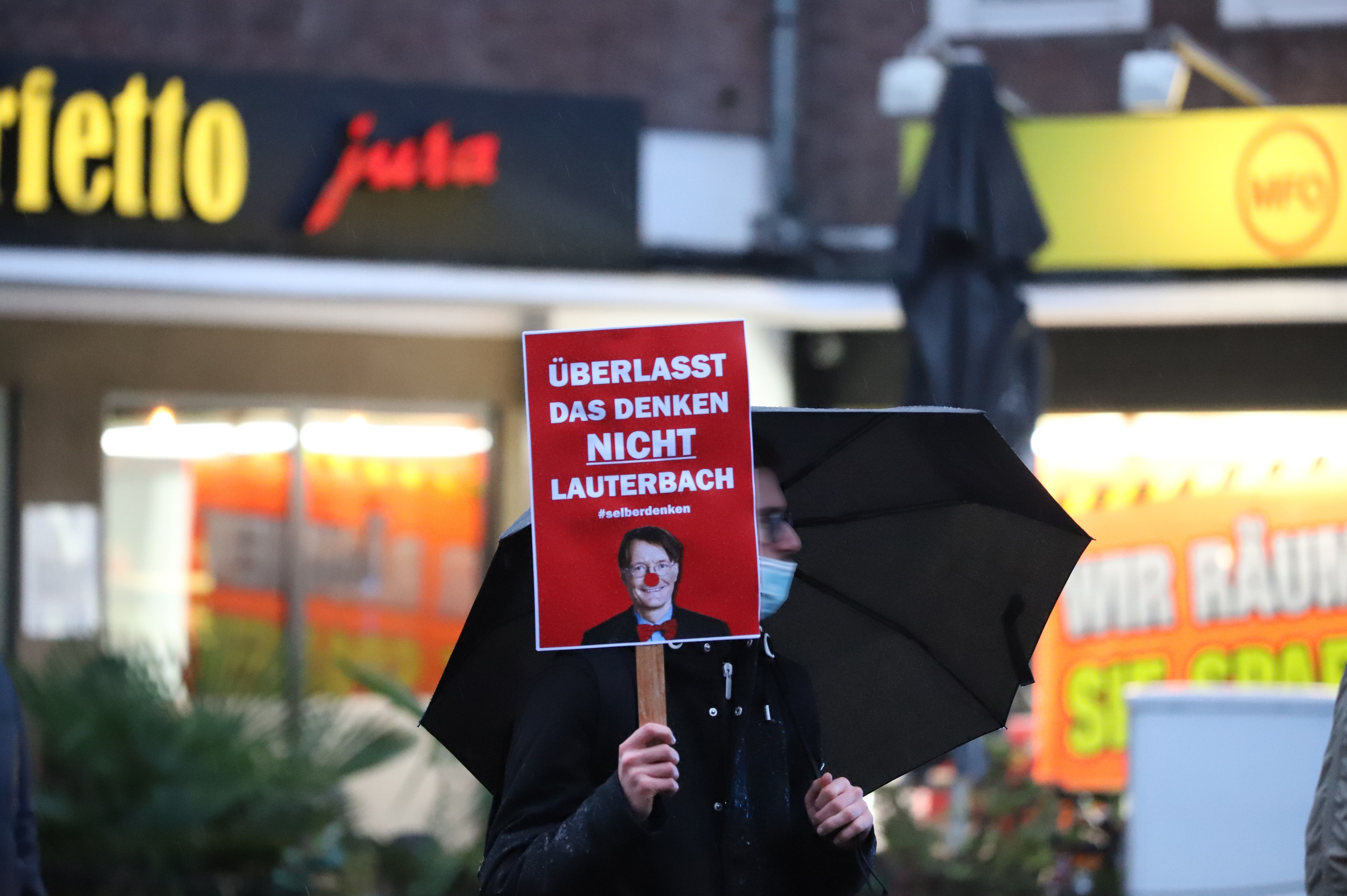 Menschen, die gegen Corona-Beschränkungen in Düsseldorf protestieren- am 08.01.22 / Foto Düsseldorf © unsplash.com/photojournalism