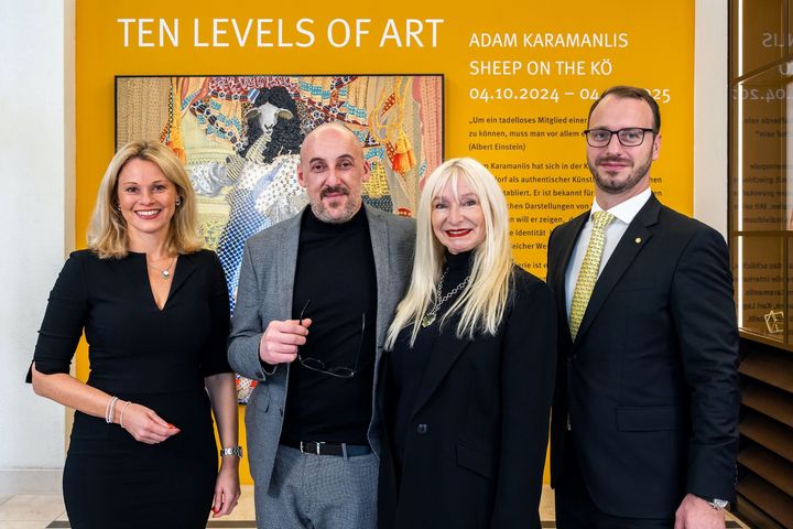 (v.l.n.r.): Stefanie Brandes (COO Dorint Hotelgruppe), Adam Karamanlis, Heike Iserlohe und Henryk  Scieszka (General Manager Hotel Kö59 Düsseldorf) / Foto © Sebastian Drueen /Hotel Kö59