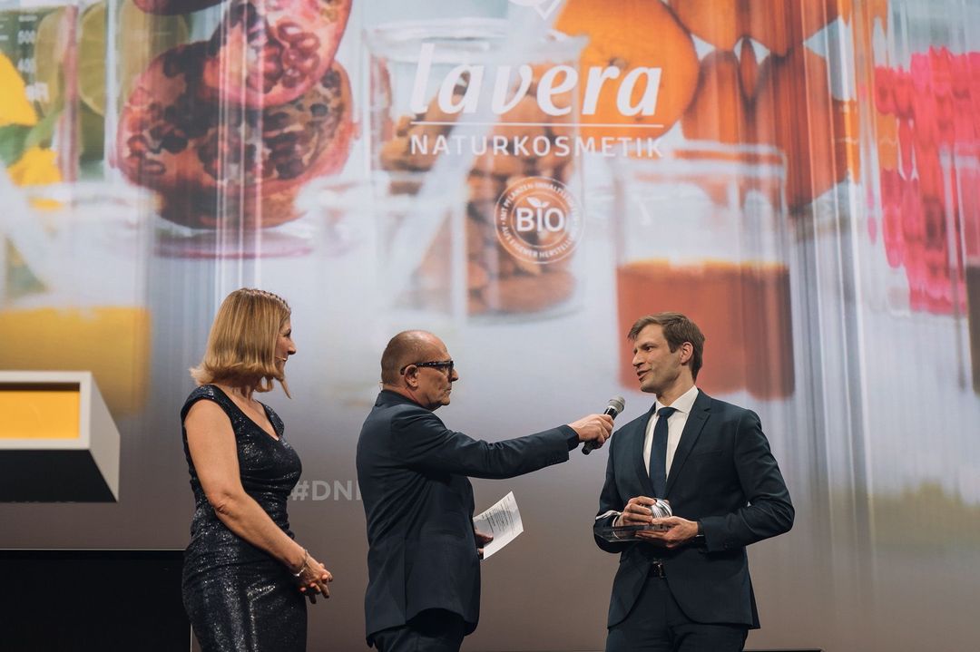 Dr. Phillip Haase nahm stellvertretend für Firmengründer Thomas Haase und das Unternehmen die begehrte Trophäe entgegen / Foto © Dariusz Misztal, Laverana GmbH