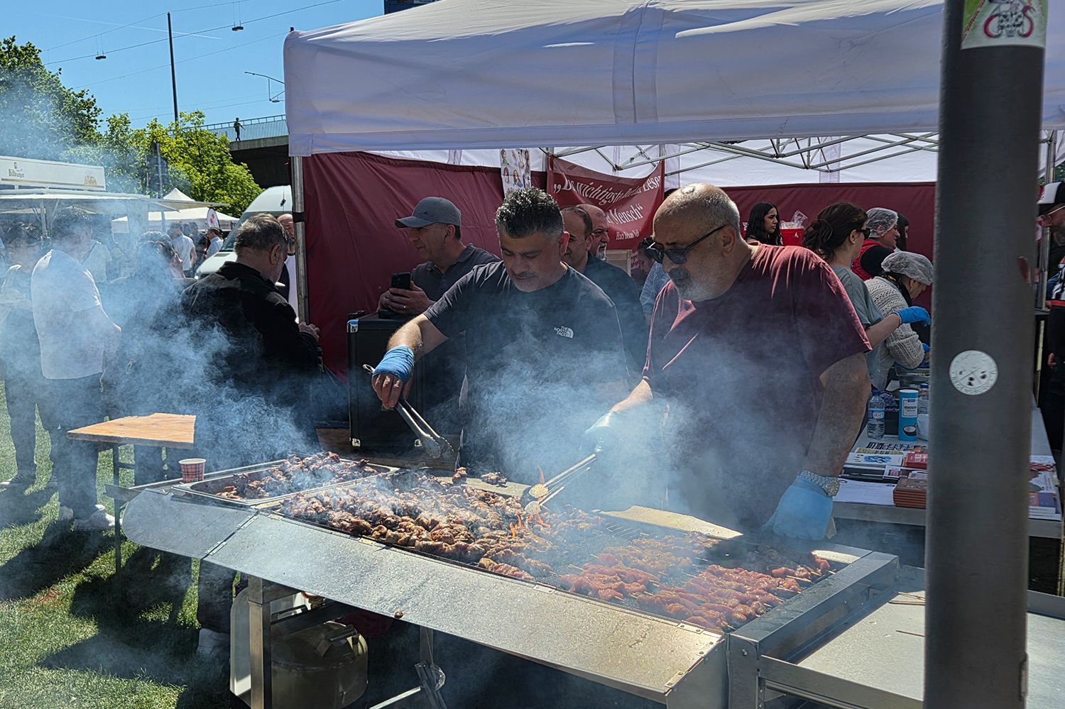 Alevitinnen und Aleviten grillen beim 1.-Mai-Fest 2026 in Düsseldorf