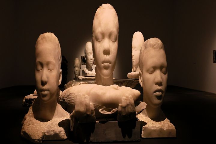 Mehrere großformatige Kopfskulpturen von Jaume Plensa mit geschlossenen Augen in einem abgedunkelten Ausstellungsraum des MKM Museum Küppersmühle in Duisburg.