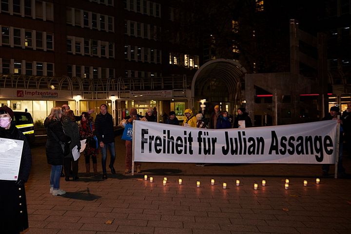 Mahnwache für Assange, Horst Eckert neben dem Transparent / Foto: Karl-Heinz Schultze 
