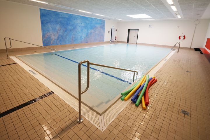 Das Schwimmbad wurde komplett saniert: Türen, Fenster, Fliesen und Dach wurden erneuert und ein neues etwa 75 Quadratmeter großes Becken mit Hubboden eingebaut © Landeshauptstadt Düsseldorf/David Young 