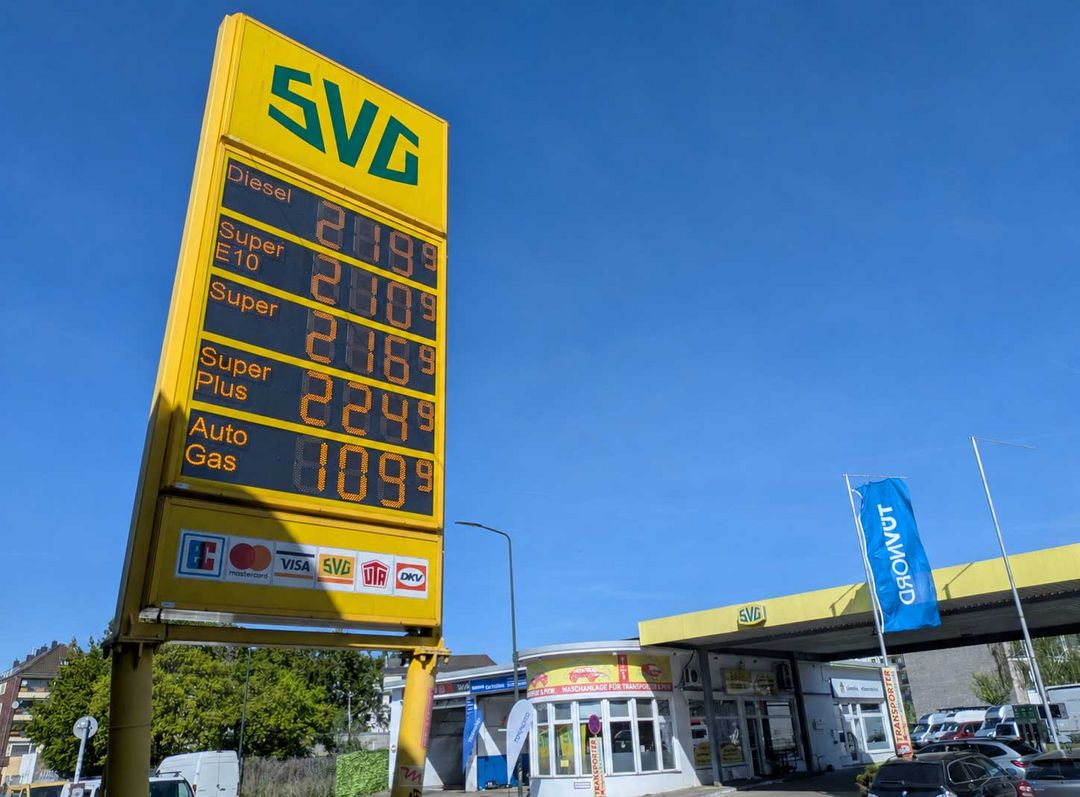 Preistafel einer SVG-Tankstelle in Düsseldorf-Flingern mit Benzin- und Dieselpreisen am 24. April 2026.