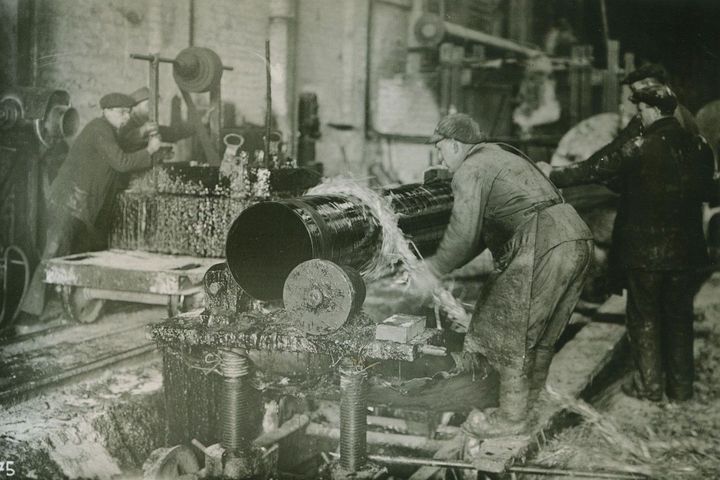 Arbeiter am rotierenden Stahlzylinder in Düsseldorf / Foto:  Archivbild Industriekultur Düsseldorf