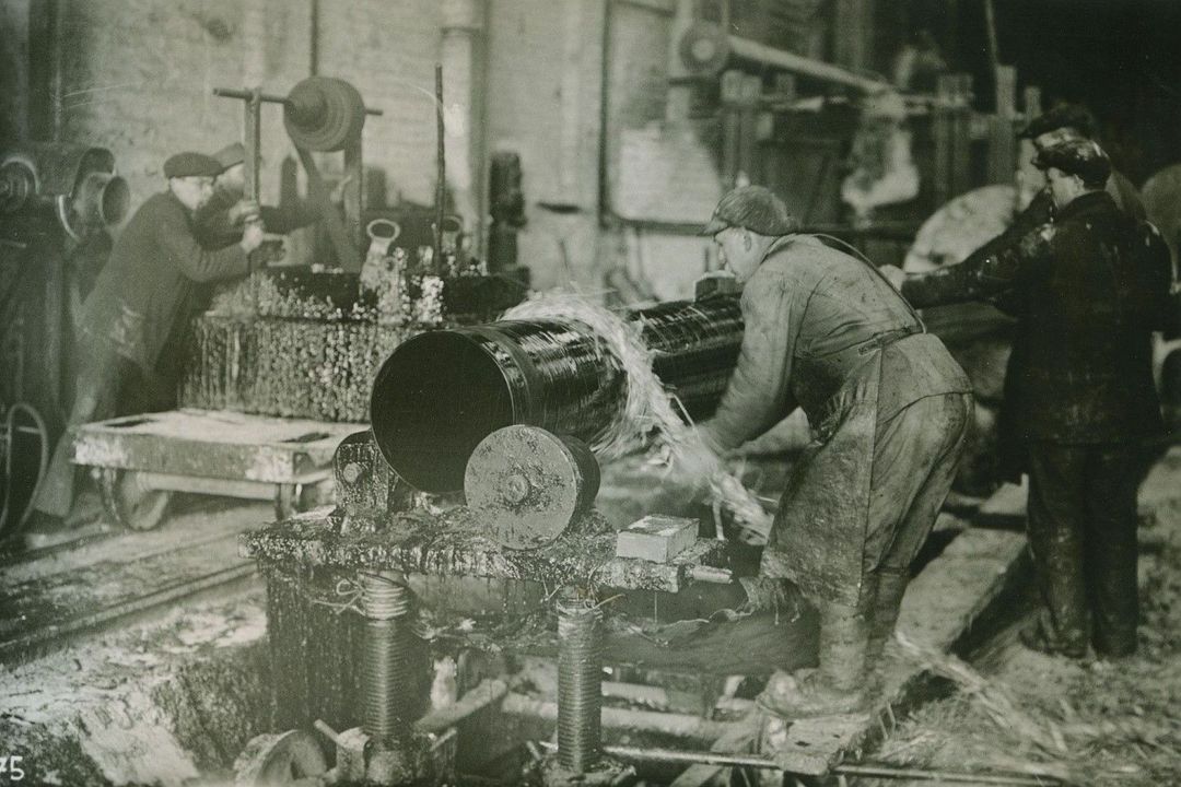 Arbeiter am rotierenden Stahlzylinder in Düsseldorf / Foto:  Archivbild Industriekultur Düsseldorf