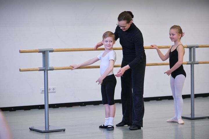 Kinder ab 7 Jahren lernen bei Profis des Ballett am Rhein / Foto © Daniel Senzek