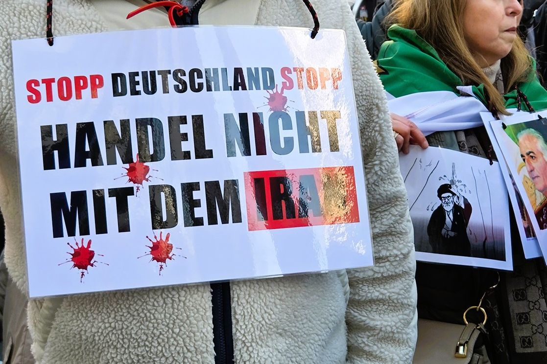 Plakat „Handel nicht mit dem Iran“ bei der Demonstration in Düsseldorf am 24. Januar 2026.
