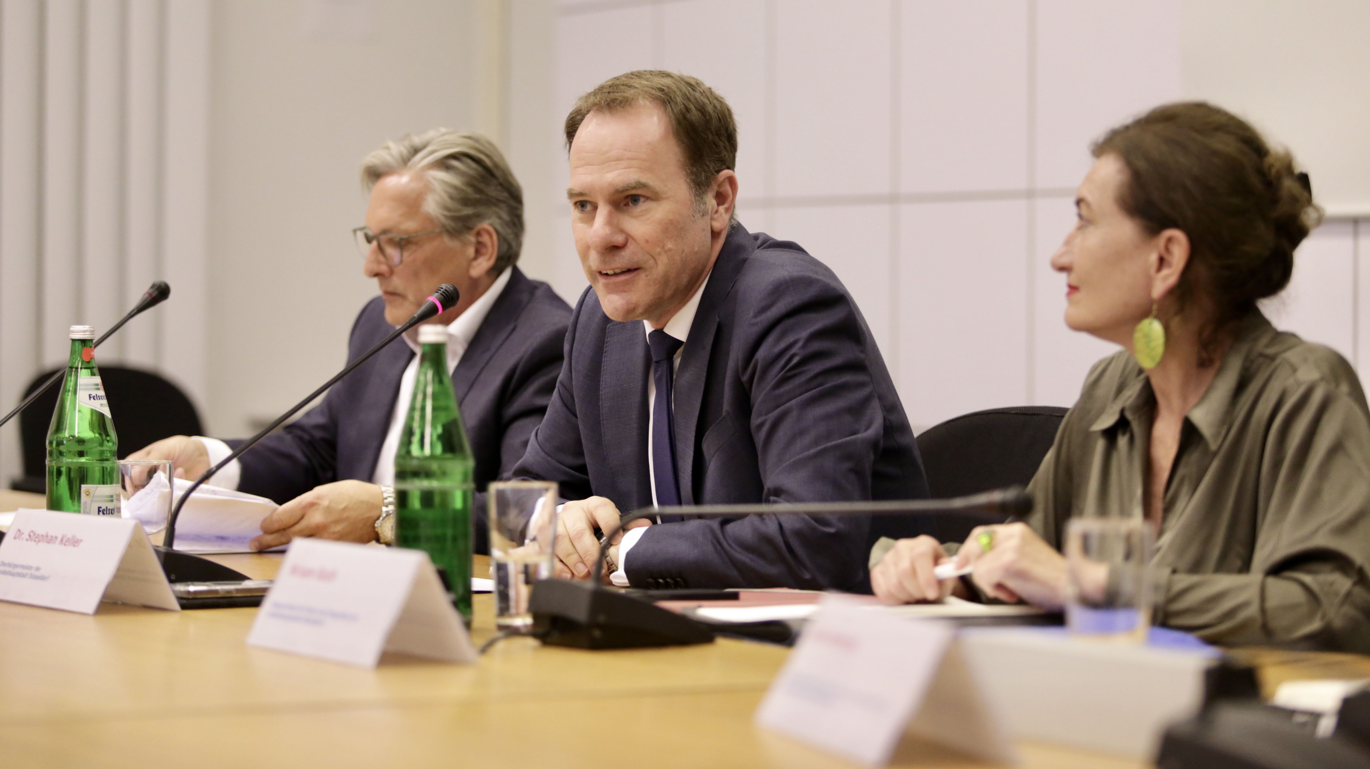 Oberbürgermeister Dr. Stephan Keller (M.) empfiehlt die Heinrich-Heine-Allee als Standort für das Opernhaus der Zukunft,(c)Landeshauptstadt Düsseldorf/Ingo Lammert