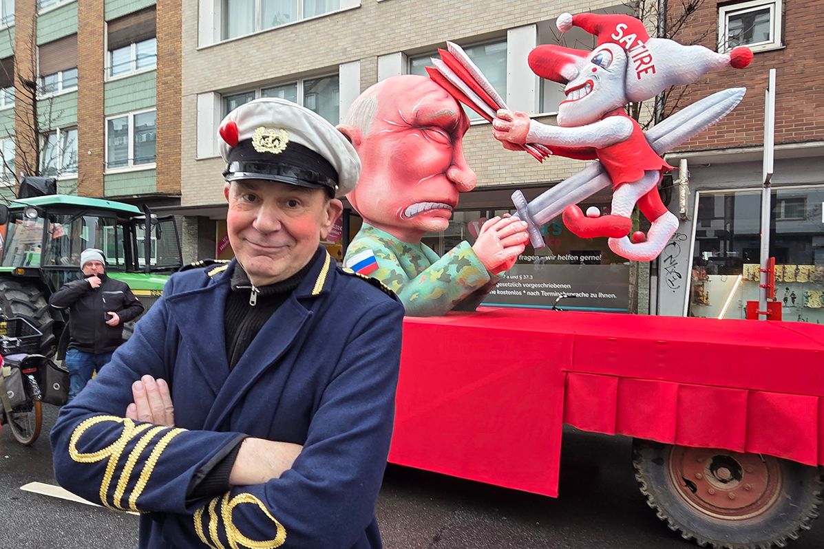 Rosenmontagszug Düsseldorf 2026: Jacques Tilly vor dem Mottowagen „Putin vs. Narr (Satire)“. Das Motiv zeigt den Machtkampf zwischen Repression und Narrenfreiheit – Satire als Gegenwehr. / Foto: Jo Achim Geschke, NDOZ