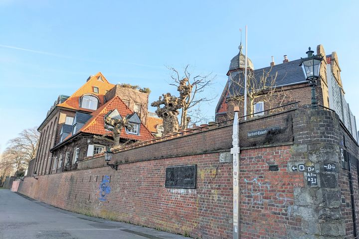 In der Nähe vom Rhein liegt das Kaiserswerther Rathaus, in dem monatlich über Neubauvorhaben abgestimmt wird / Foto © Gabriele Schreckenberg