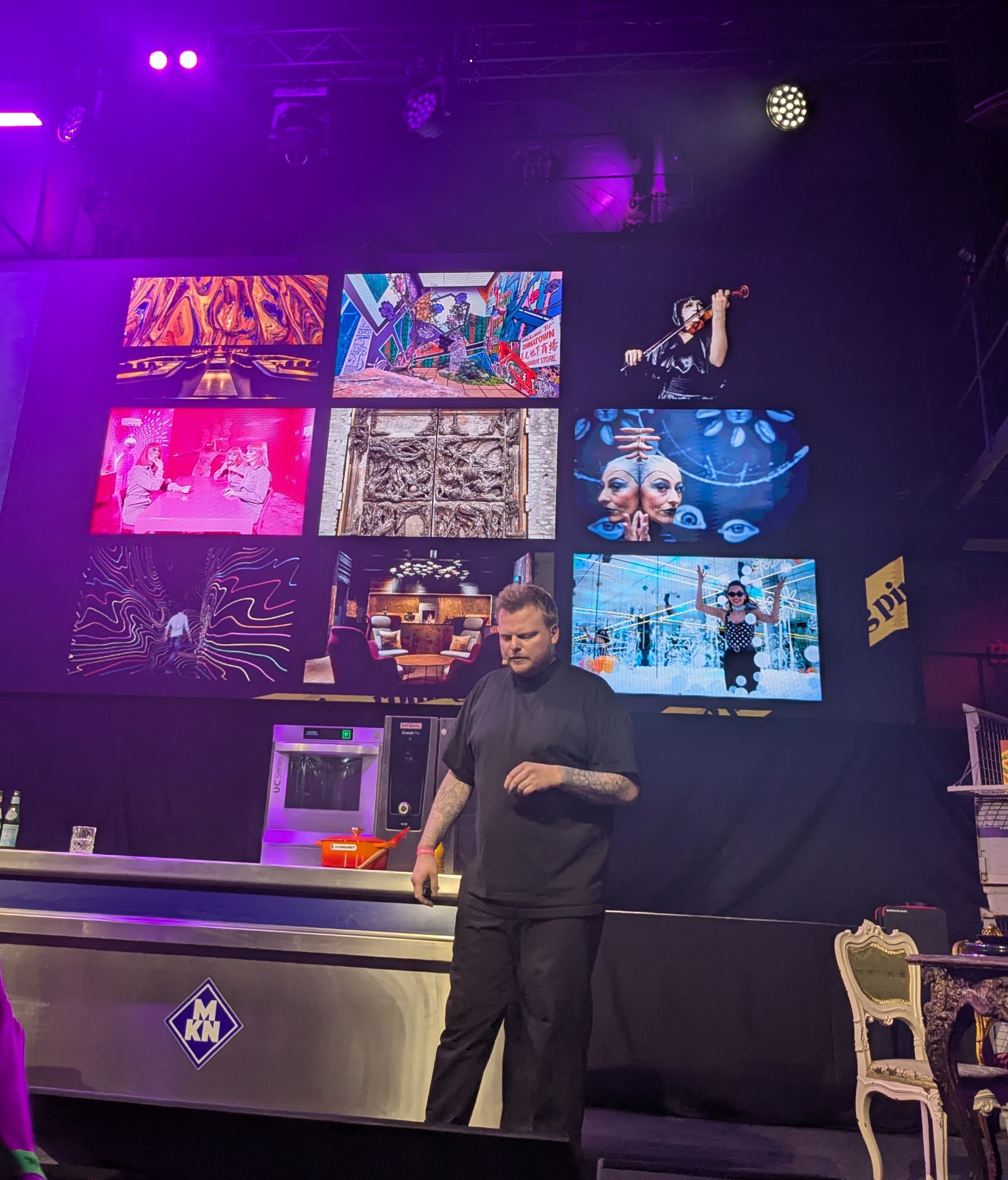 Rasmus Munk zeigt Eindrücke seines Kopenhagener Restaurants – eine Mischung aus Kunst, Design und gesellschaftlichen Statements. / Foto: Stefan Scholz, NDOZ