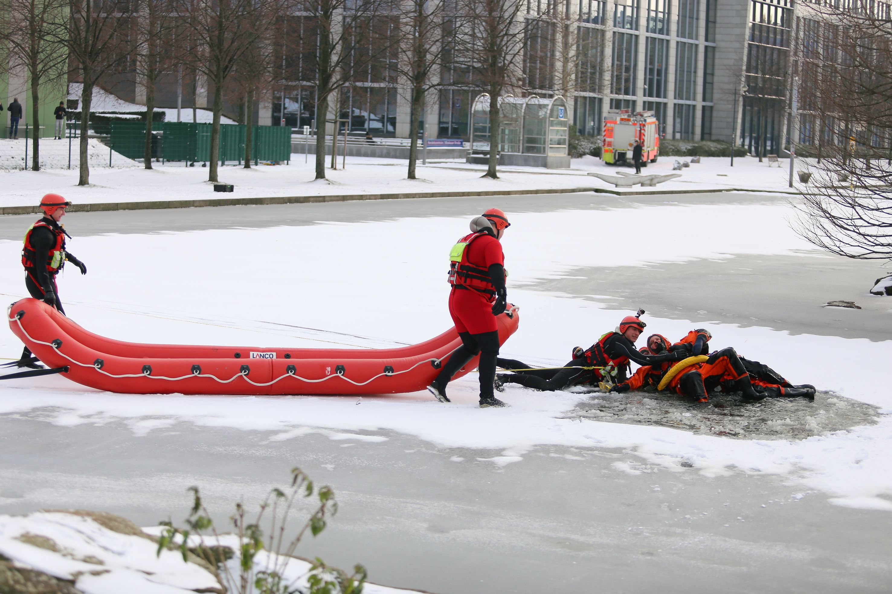 Mit einem speziellen Schlauchboot eilen zwei Feuerwehrleute zu Hilfe, um ihren Kollegen zu retten © Landeshauptstadt Düsseldorf/Ingo Lammert 