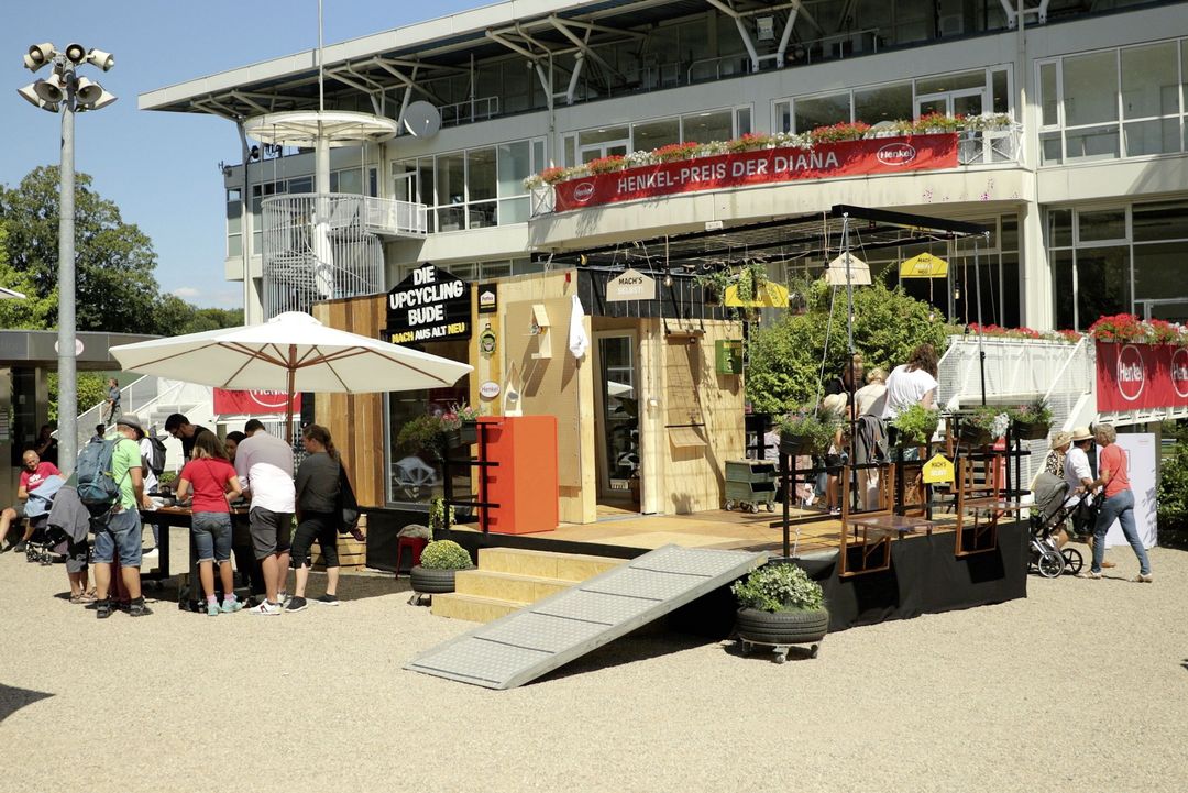 Die ‚Upcycling-Bude‘ kam bereits während des Henkel-Renntags Anfang August zum Einsatz und erfreute sich großer Beleibtheit unter den Besuchern / Foto © Henkel 