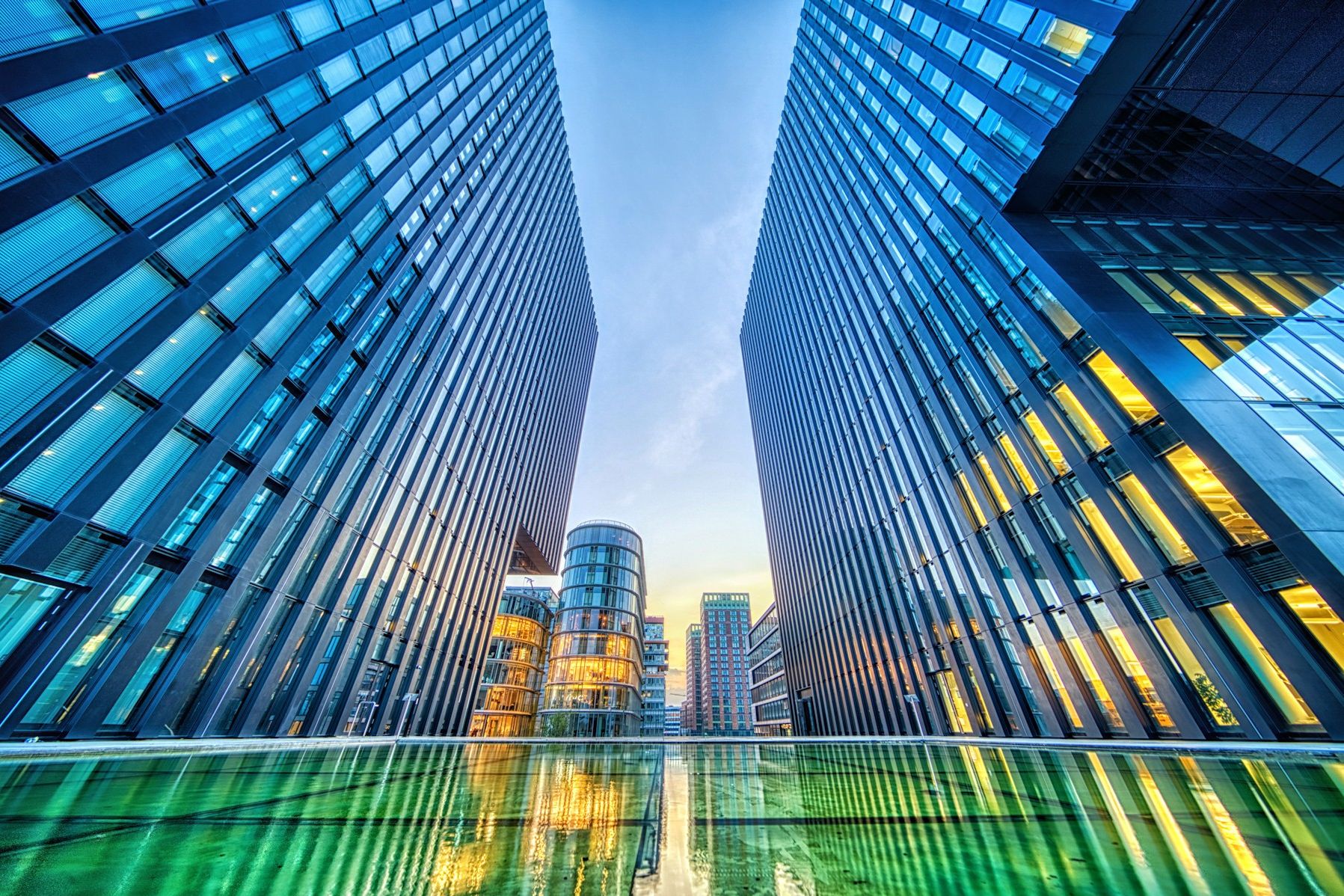 Preisgekrönte Fotografie „Medienhafen“ von Klaus Schachtschneider mit moderner Architektur im Düsseldorfer Medienhafen