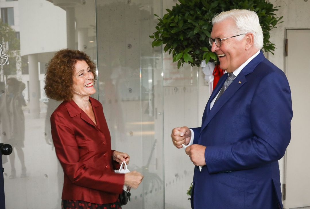 Rachel Salamander und Bundespräsident Frank-Walter Steinmeier vor dem Düsseldorfer Schauspielhaus,©Landeshauptstadt Düsseldorf/Melanie Zanin