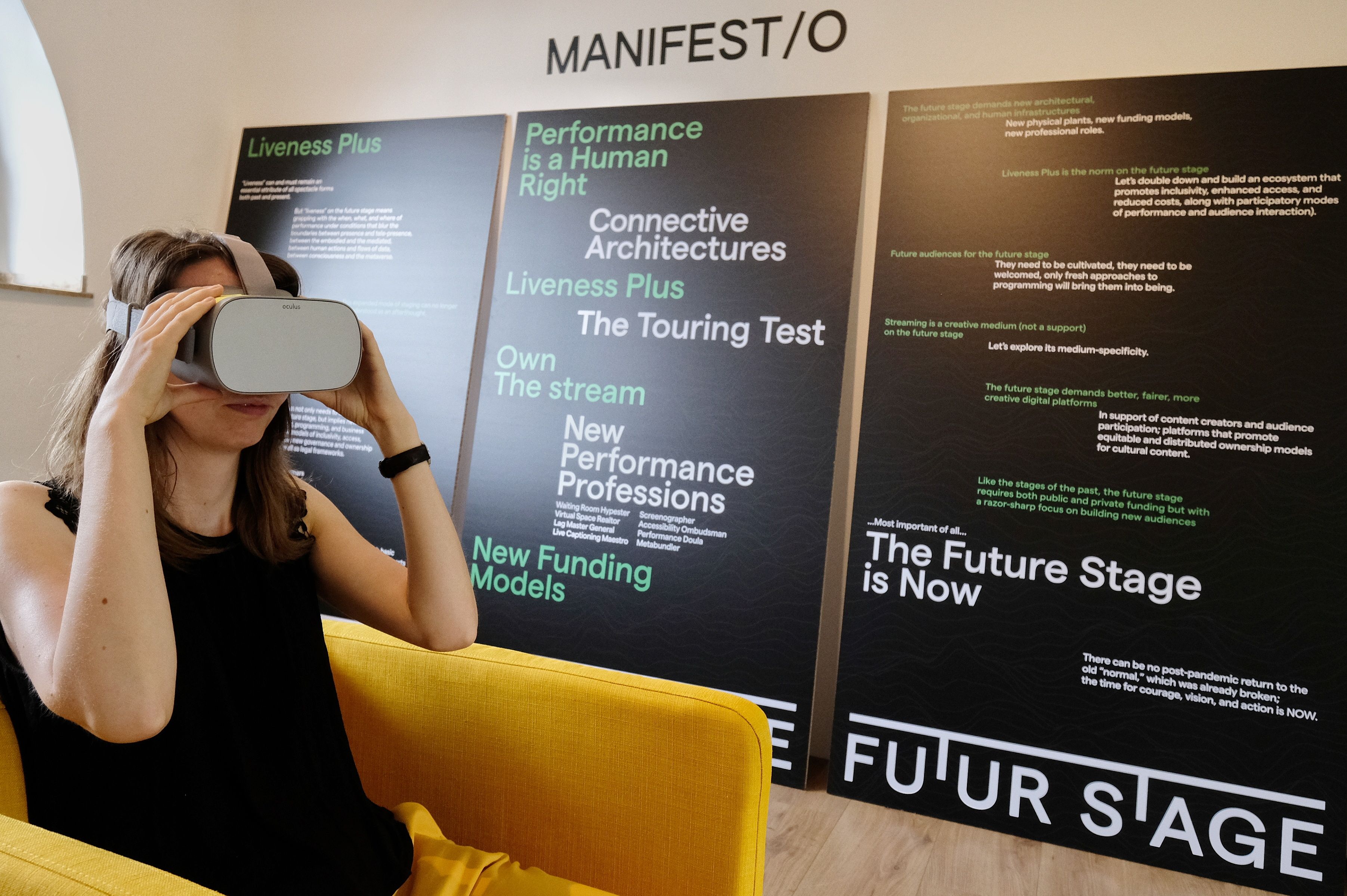 Die Besucherinnen und Besucher können unter anderem einen 360-Grad-VR-Film einer hybride interaktive Tanz-Performance erleben © Landeshauptstadt Düsseldorf/Wilfried Meyer 
