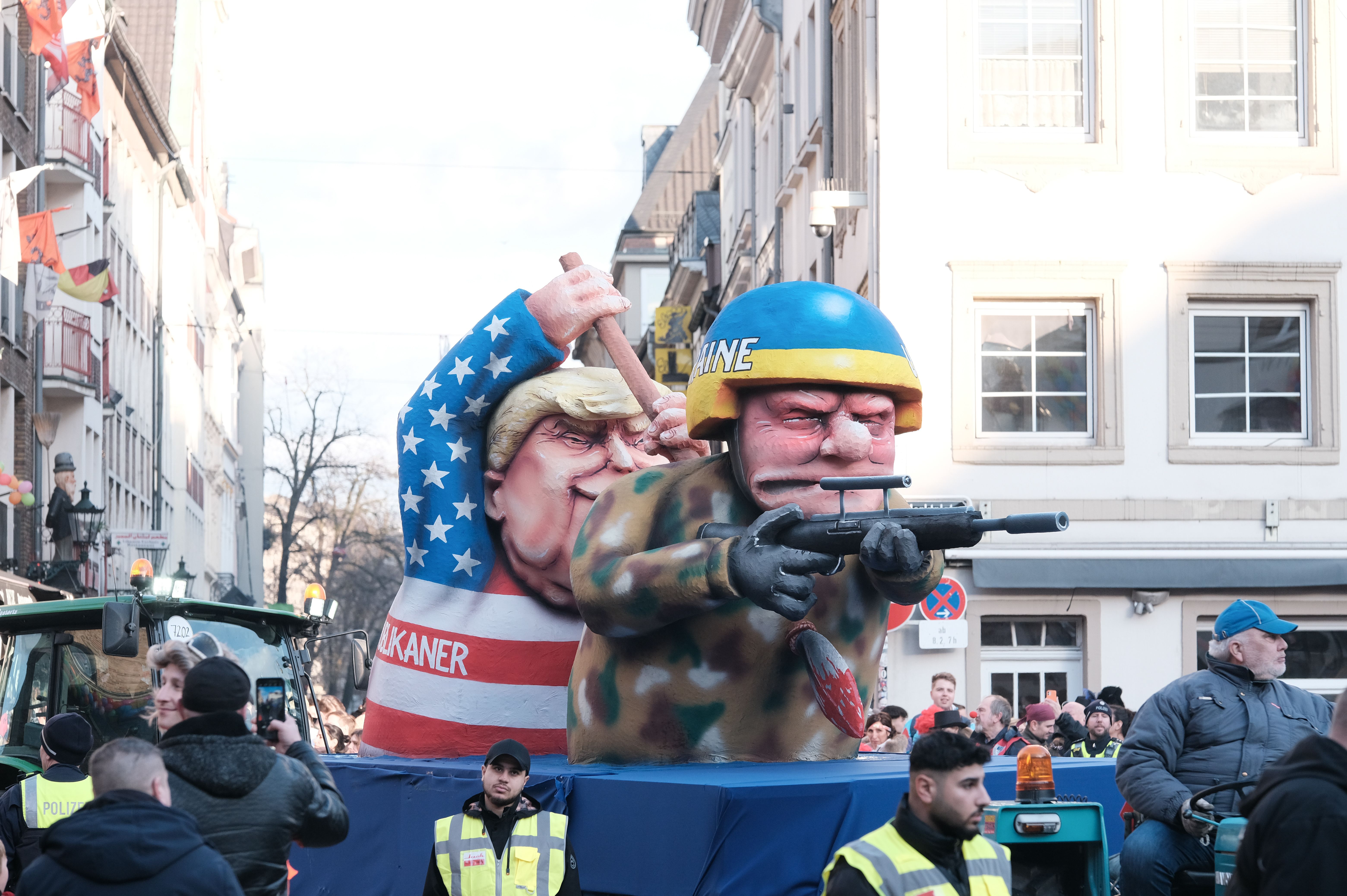 Einer der Mottowagen thematisiert die Beziehungen zwischen den USA und der Ukraine im Ukraine-Krieg © Landeshauptstadt Düsseldorf/Michael Gstettenbauer 