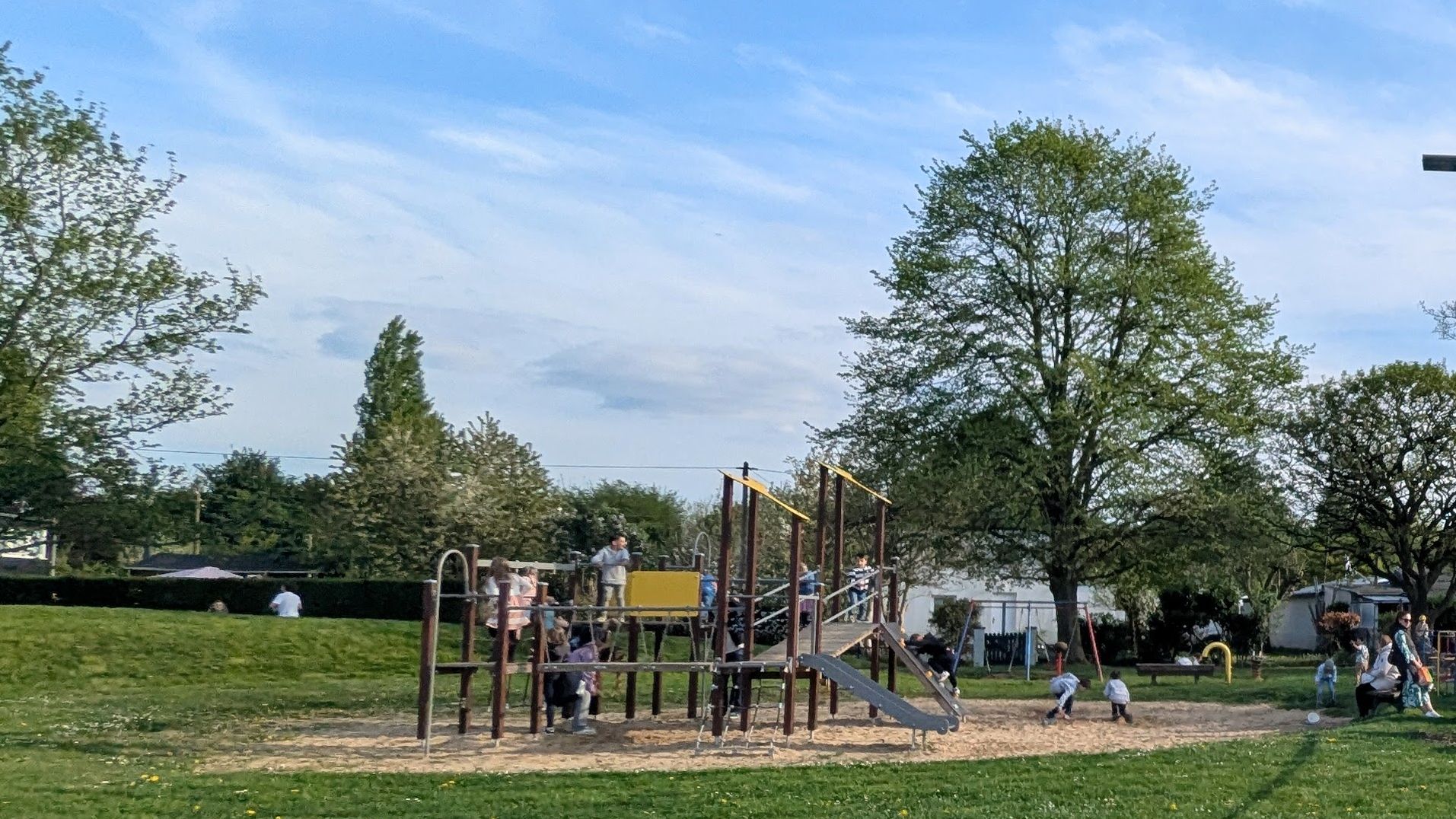 Beliebter Treffpunkt für die Kleinen – Der Spielplatz im Königsbusch lädt während des Trödelmarkts zum Klettern, Schaukeln und Entdecken ein. / Foto: Alexandra Scholz-Marcovich, NDOZ