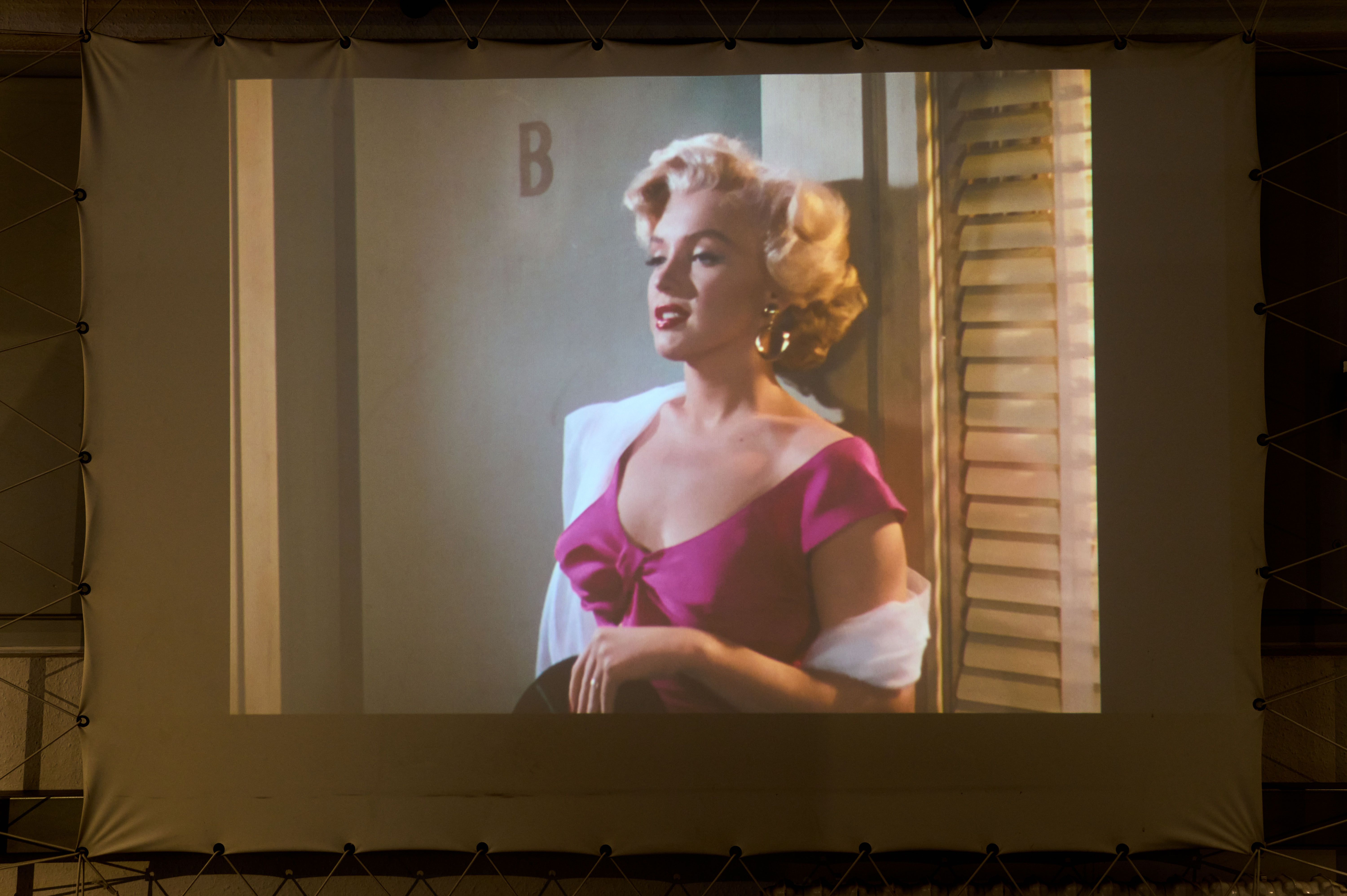 Filmprojektion im Filmmuseum Düsseldorf, Marilyn Monroe in einem Farbfilm auf einer Leinwand