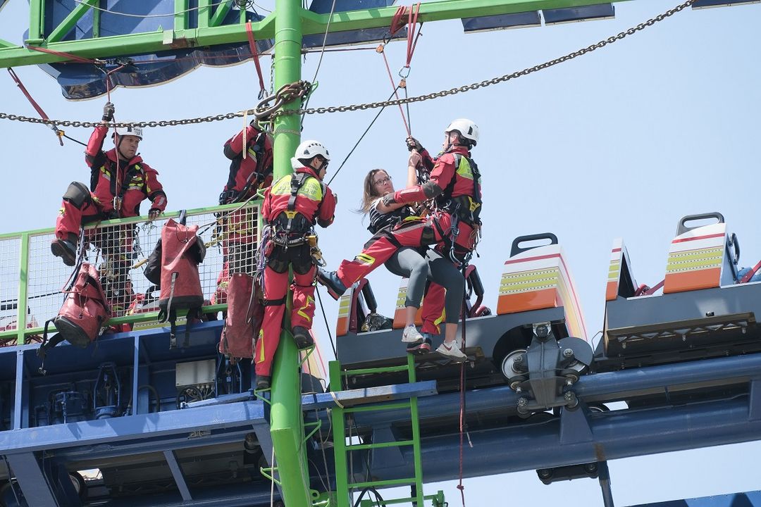 Höhenretter der Feuerwehr Düsseldorf befreien Fahrgäste aus Achterbahn