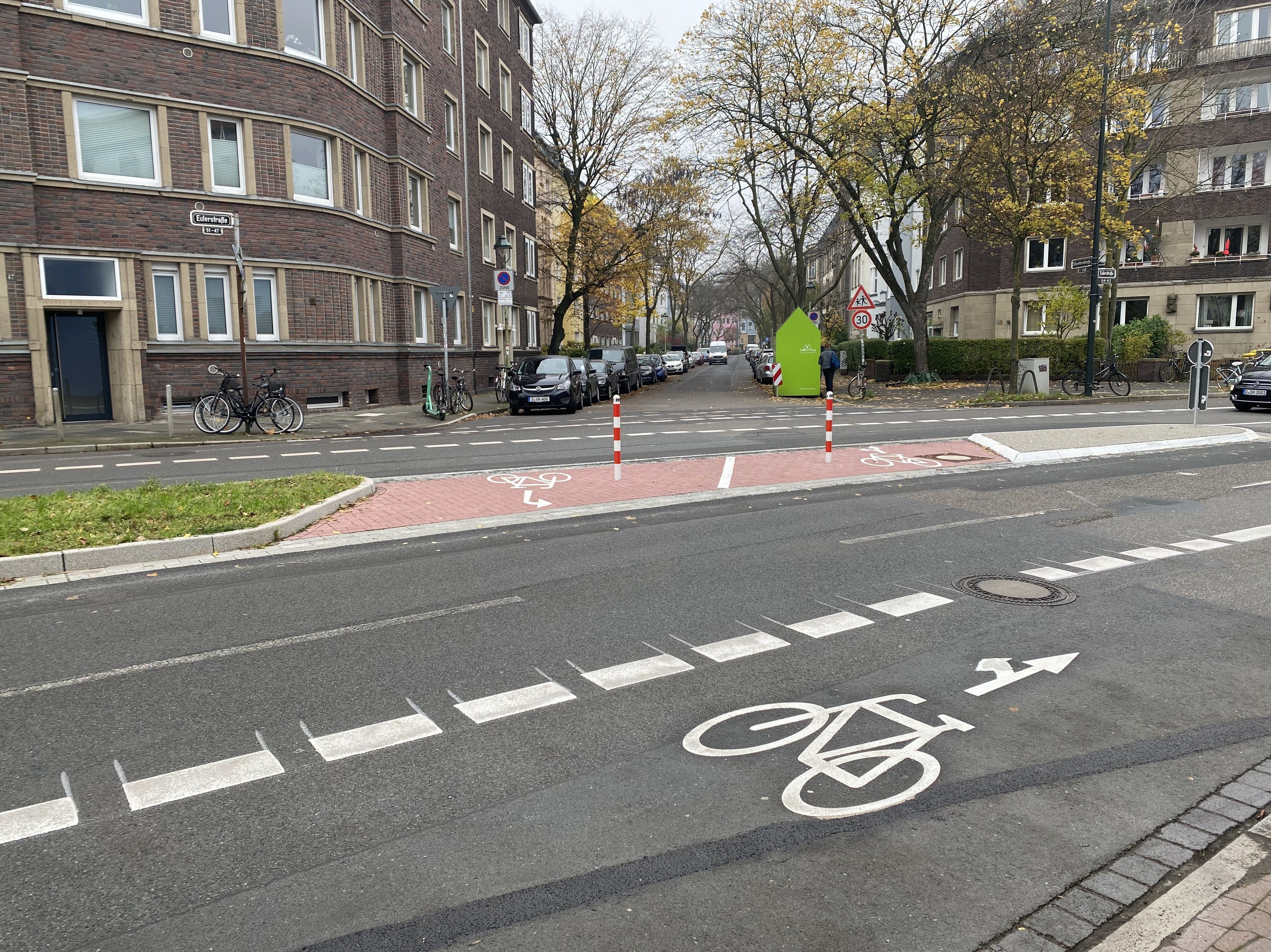 An der Scharnhorststraße wurde eine Linksabbiegemöglichkeit für Radfahrer in beide Fahrtrichtungen geschaffen, sodass sich dort die Sicherheit erhöht hat. Die Strecke wird wegen der dortigen Schule auch von vielen Schülern genutzt © Foto: Landeshauptstadt Düsseldorf, Amt für Verkehrsmanagement 