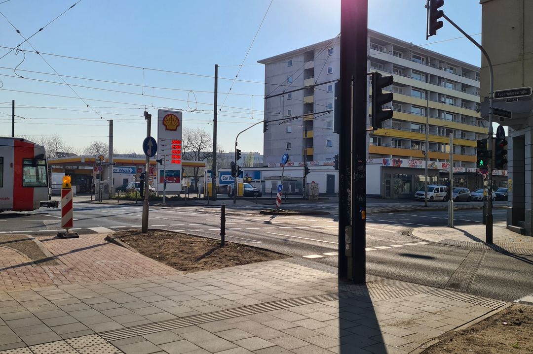 Blick auf die Kreuzung Auf’m Hennekamp/Himmelgeister Straße/Kopernikusstraße: Dort sind jetzt die Bedingungen für Busse, Bahnen, Rad- und Fußverkehr optimiert worden © Landeshauptstadt Düsseldorf, Amt für Verkehrsmanagement 