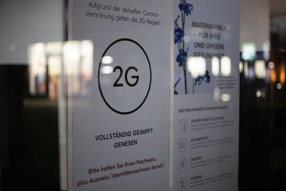 Mit Änderung der Verordnung auch in der Gastronomie 2G+-Regel/Geboosterte Menschen werden von der Testpflicht ausgenommen/ Foto Düsseldorf © Piero Nigro, unsplash