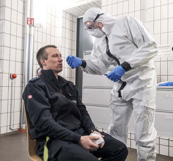 Pascal Hubberten führt Daniel Marzinzik das Teststäbchen in die Nase / Foto © Landeshauptstadt Düsseldorf/ Michael Gstettenbauer 